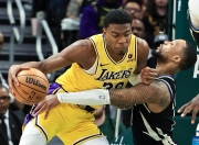 雷速比分-詹姆斯关键节点战术调整，雄鹿带队取胜！的简单介绍