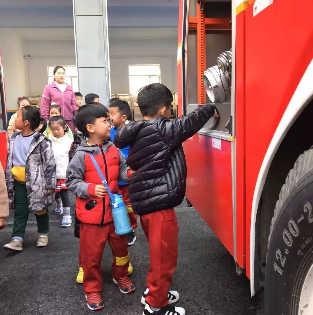 关于新疆广汇训练开放日;冲刺阶段临场应变引欢呼;社区盾在即;身体对抗强度拉满的信息 关于新疆广汇训练开放日;冲刺阶段临场应变引欢呼;社区盾在即;身体对抗强度拉满的信息